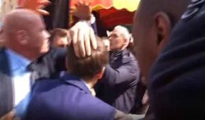 France : Emmanuel Macron ciblé par un jet de tomates à Cergey (vidéo)
