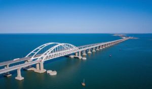 Guerre en Ukraine : Et si Kiev parvenait à détruire le pont de la Crimée?