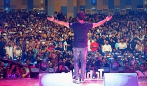 Le célèbre chanteur indien Krishnakumar Kunnath décède en direct après avoir donné un concert