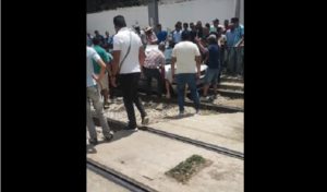 Tunisie : Une voiture bloquée sur les rails du métro