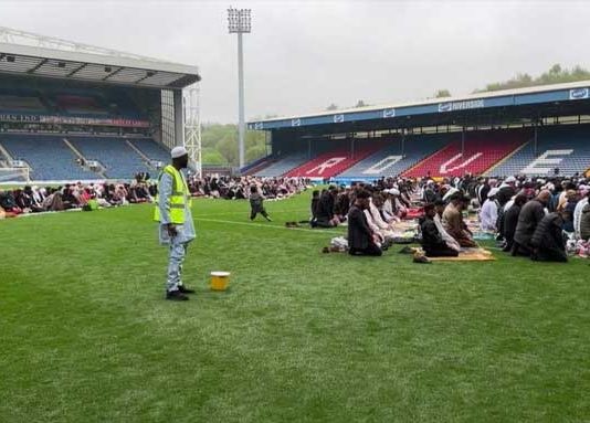 Un club anglais ouvre son stade pour les fidèles