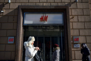 Le groupe de mode suédois H&M se retire de Russie