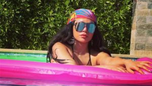 Haifa Wehbi opte pour un style estival, et des couleurs vives (photos)