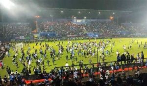 DIRECT SPORT – Bousculade dans un stade en Indonésie: le chef de la police régionale présente ses excuses
