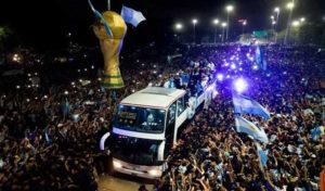 Mondial-2022 : les champions du monde argentins arrivent à Buenos Aires