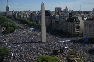 Coupe du Monde de Football 2022 : Les supporters argentins fêtent la victoire de leur équipe (photos)