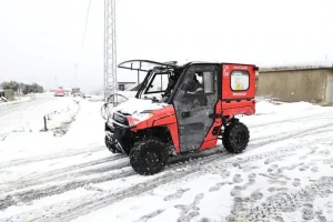 Des véhicules 4×4 pour tracter les voitures coincées dans la neige (photos)