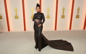 Oscars 2023 : Rihanna habillée par Maison Alaïa