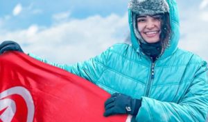 Balkis Ksouri fait briller la Tunisie : le drapeau tunisien flotte fièrement sur l’Everest (Vidéos)