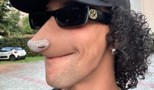 Ghali surprend ses fans en transformant son nez en un nez de chien ! (photos)
