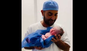 Ahmed Saad ému par la naissance de sa fille “Meriem”