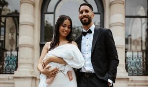 Moaz Hassan se marie en tenant son enfant dans les bras, une image empreinte d’amour et de bonheur