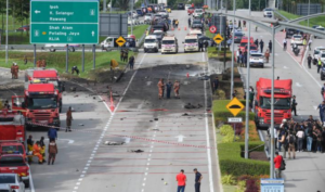 10 Victimes dans le drame aérien en Malaisie :crash d’un avion léger en pleine route, images terribles (Vidéo)