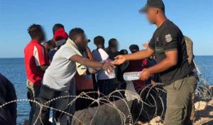 La garde nationale aide les migrants coincés sur la frontière tuniso-libyenne (photos)
