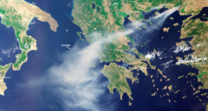 Catastrophe incendiaire en Grèce : les flammes aux portes d’Athènes, vues satellites étonnantes ! (Vidéos)