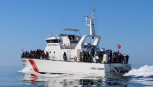 Des migrants secourus prennent possession d’un navire des garde-côtes tunisiens ! (Vidéos)