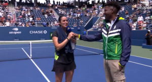 Victoire d’Ons Jabeur au 1er tour de l’US Open célébrée avec un joyeux anniversaire (vidéo)