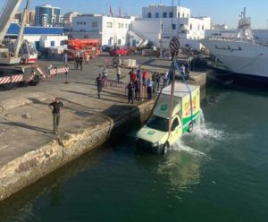 Sfax : une voiture chute dans l’eau à la gare maritime