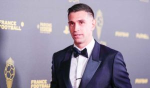 Ballon d’Or 2023 : Emiliano Martinez remporte le Trophée Yassine Bounou 3ème