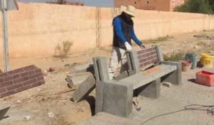 Gafsa : Avec une initiative personnelle, un citoyen construit des chaises en ciment au profit des habitants à Redeyef