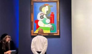 La toile “Femme à la montre” de Picasso vendue aux enchères à 139 millions de dollars