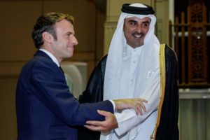 L’émir du Qatar et Macron échangent sur Gaza : appels à la paix et à l’aide humanitaire
