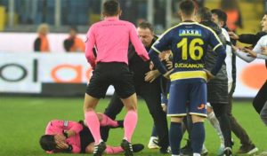 Football – Turquie: un arbitre lynché, le championnat de football de première division suspendu