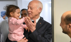 Kais Saïed au chevet des blessés palestiniens accueillis dans les hôpitaux tunisiens