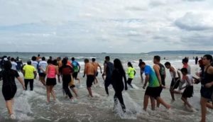 Plongeon du Nouvel An : 1500 nageurs à la plage de Raoued