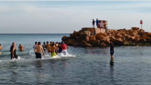 Nouvel An à Sousse : Baignade symbolique sur la plage de Boujaafar