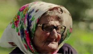 Zahra, 100 ans, abandonnée par ses enfants : son témoignage bouleversant