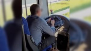 Bizerte : suspension d’un chauffeur de bus filmé en train d’utiliser son téléphone en conduisant