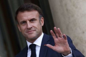 Emmanuel Macron appelle à un arrêt immédiat des tirs à Gaza.