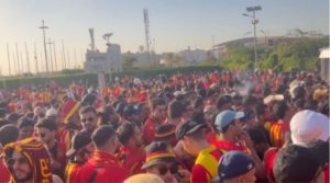 Tension devant le stade du Caire : les supporters de l’Espérance toujours en attente à quelques minutes du début du match