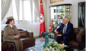 Le ministre de la Défense honore le Commandant Ahlem Douzi qui a remporté le “Trailblazer” 2024