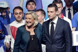 L’extrême droite en tête des sondages en France avant les élections législatives
