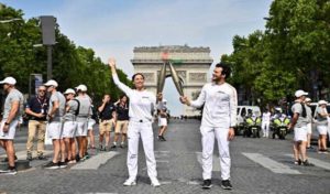JO 2024: la flamme poursuit sa traversée de Paris