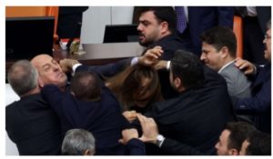 Turquie : une session parlementaire dégénère en bagarre générale, plusieurs blessés