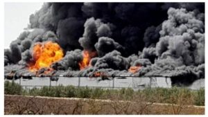 Incendie majeur dans une usine de plastique à Sfax : une épaisse fumée noire envahit la région !