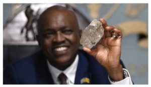 Un diamant géant de 2492 carats découvert au Botswana, une trouvaille historique