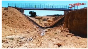 Kasserine : un volontaire construit un pont en ferraille pour sécuriser le chemin des écoliers