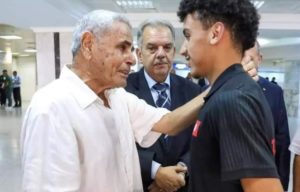 Mohamed Gammoudi accueille le jeune champion Rayan Cherni, médaillé d’or des 10 km marche