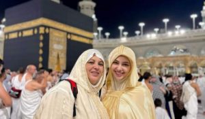 L’instagrameuse Malek Ouesleti vit une Omra inoubliable avec sa mère