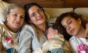 Assala Nasri et sa fille Sham célèbrent quatre générations réunies dans une photo pleine d’amour