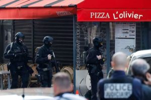 Paris : un homme armé retient des otages dans un restaurant !