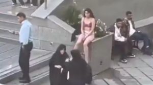 Iran : une étudiante marche nue pour dénoncer le harcèlement des gardiens de la révolution