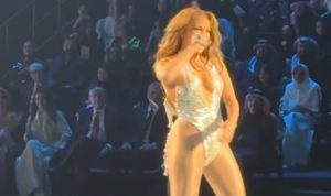 Jennifer Lopez danse et chante dans un show mémorable en Arabie saoudite lors du défilé d’Elie Saab