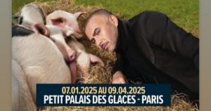 Sur une affiche entourée de cochons, Lotfi Abdeli annonce son nouveau spectacle “Je Suis Bien Chez Vous”