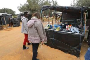 Sfax : un camp de migrants subsahariens structuré comme une mini-société !