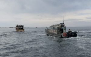 Urgence maritime : intervention réussie du hucres maritime pour sauver quatre marins